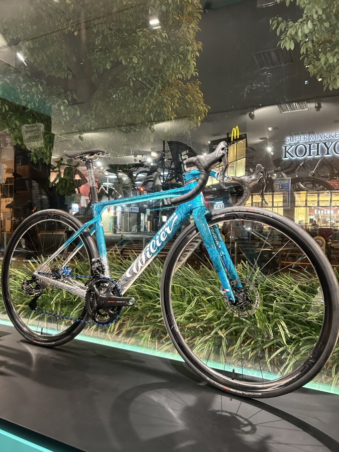 ロードバイク イタリアンロードバイク 大阪本館オリジナル完成車】世界に一台の模様！？ラップ塗装の