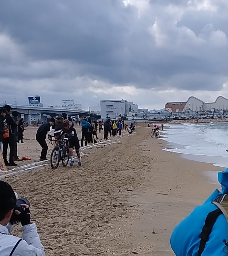 Screenshot_2025-12-14-12-45-12-409_com.miui.videoplayer-edit