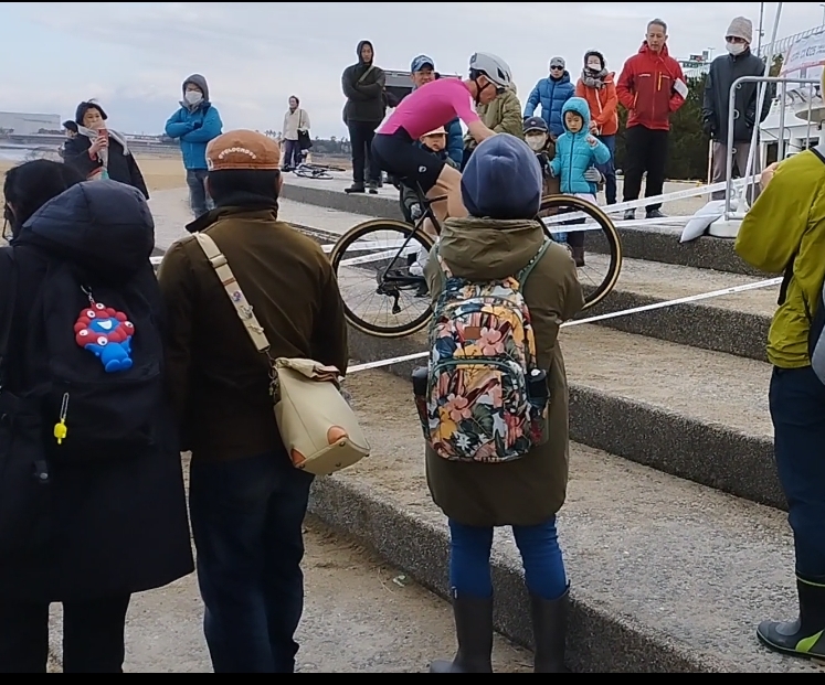 Screenshot_2025-12-14-12-47-35-376_com.miui.videoplayer-edit