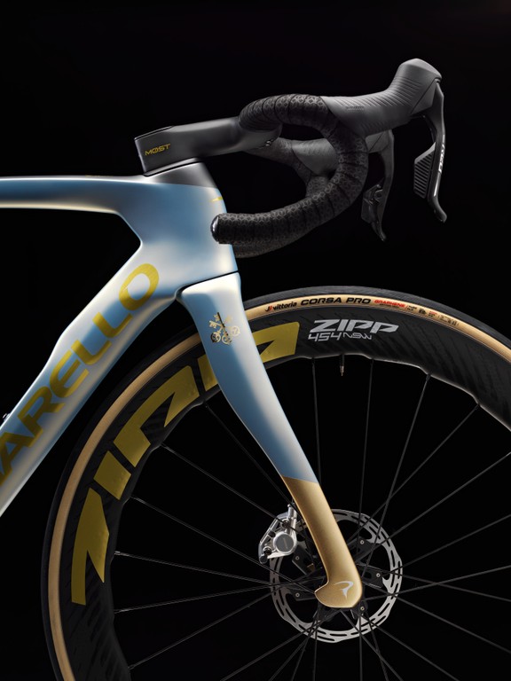 P27_DOGMA F_J011_SRAM RED AXS 2x12 DB_ZIPP 454 NSW_PART01_1024x768
