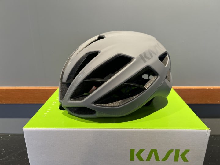 非常に軽量で空力的なロードレーシングバイクヘルメット「KASK PROTONE