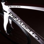 アシンメトリックデザインが輝くイタリアンバイク『PINARELLO RAZHA 11s』オープンセールに登場 | Y's Road 洗足店