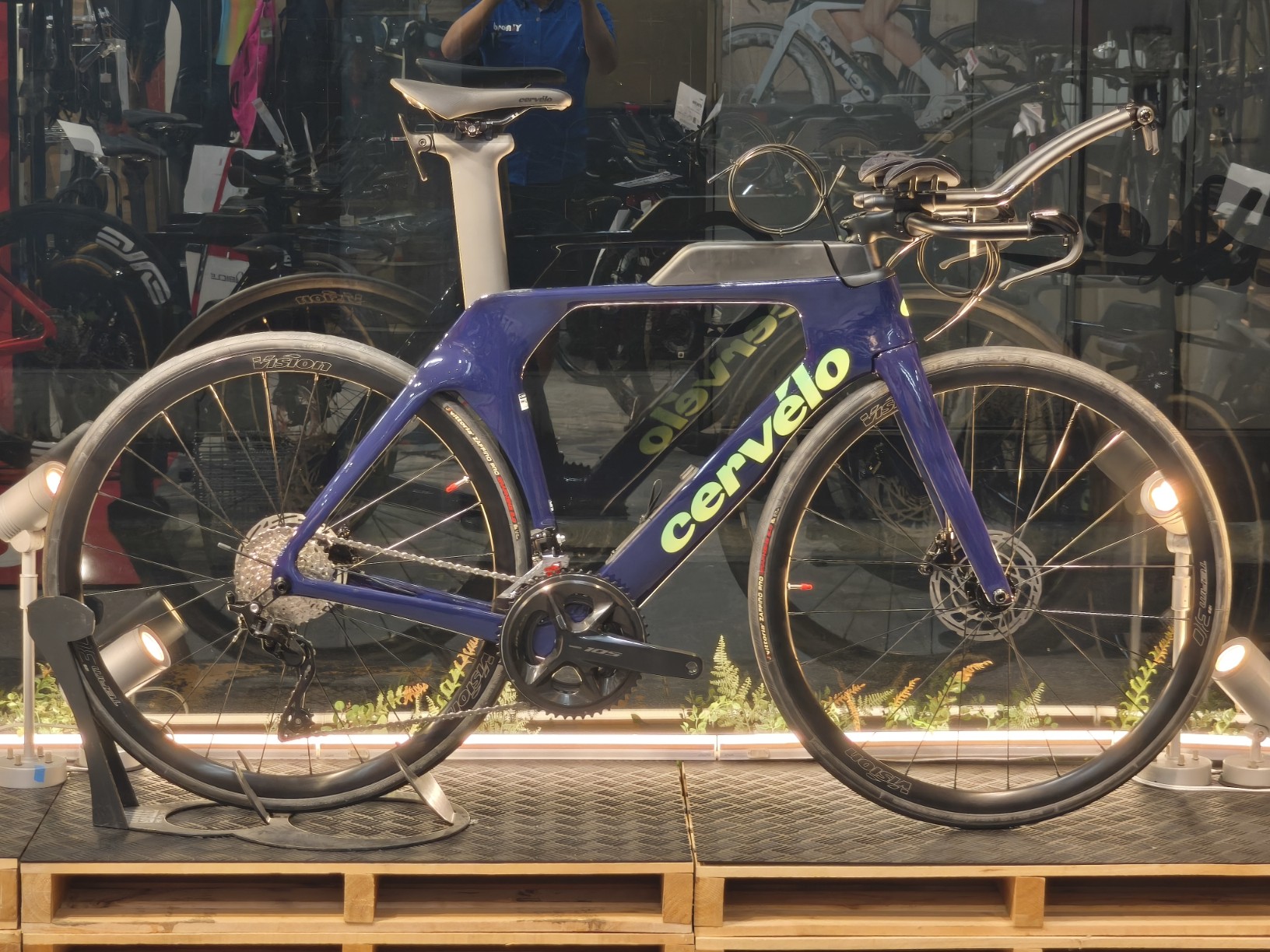 トライアスロンバイク グリーン ライムグリーンのカワサキワークスカラーを細部に活かしたプロト