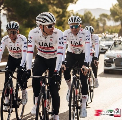 今日から君もワールドツアーチームの1人！、DX UAE チーム・エミレーツ なりきりセット のご紹介！！ | サイクルウェアのことならY