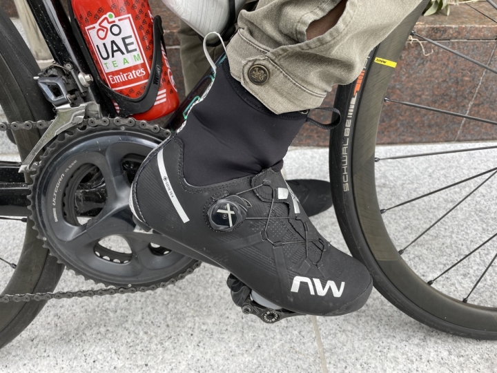 裏ヤビツ ヒルクライム 宮ヶ瀬ダム CROSSCOFFEE ロングライド 寒さ対策 ウィンターシューズ 末端冷え性 NORTHWAVE EXTREME GTX FIZIK FLAG ビンディングシューズ