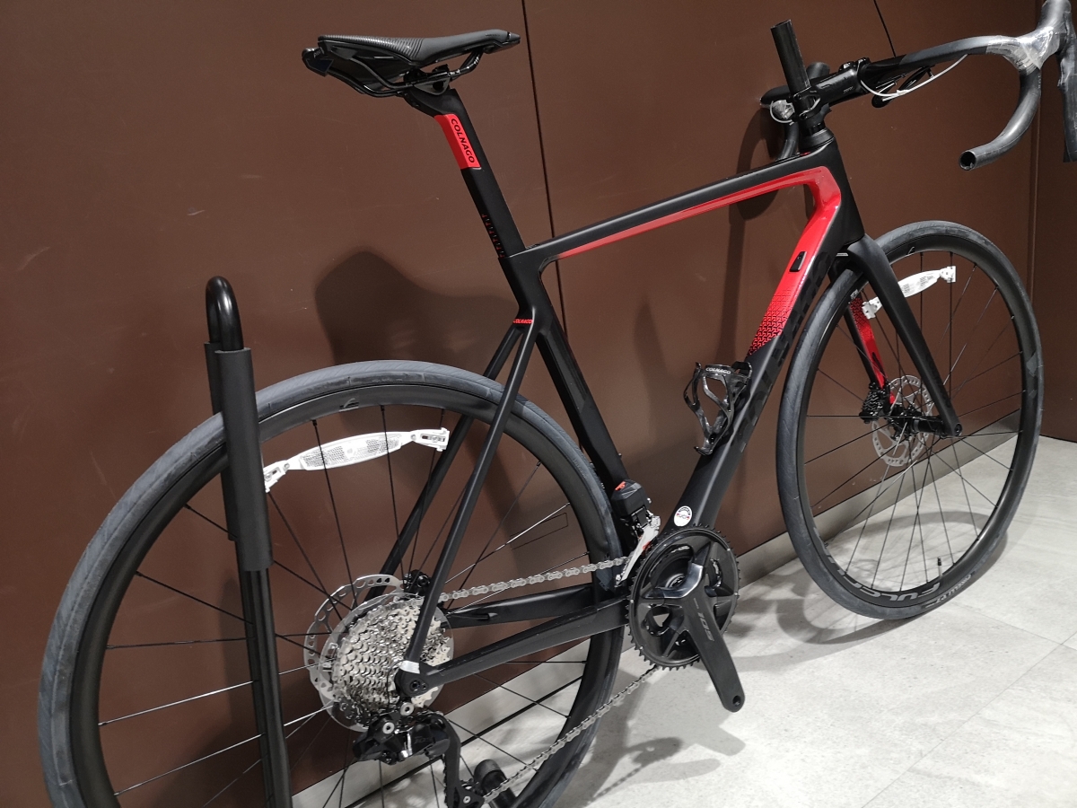 速報！】2023年モデルのV3 DISC 105 Di2が入荷しました！！【COLNAGO】 | 新宿でスポーツサイクル・用品をお探しなら Y's  Road 新宿本館