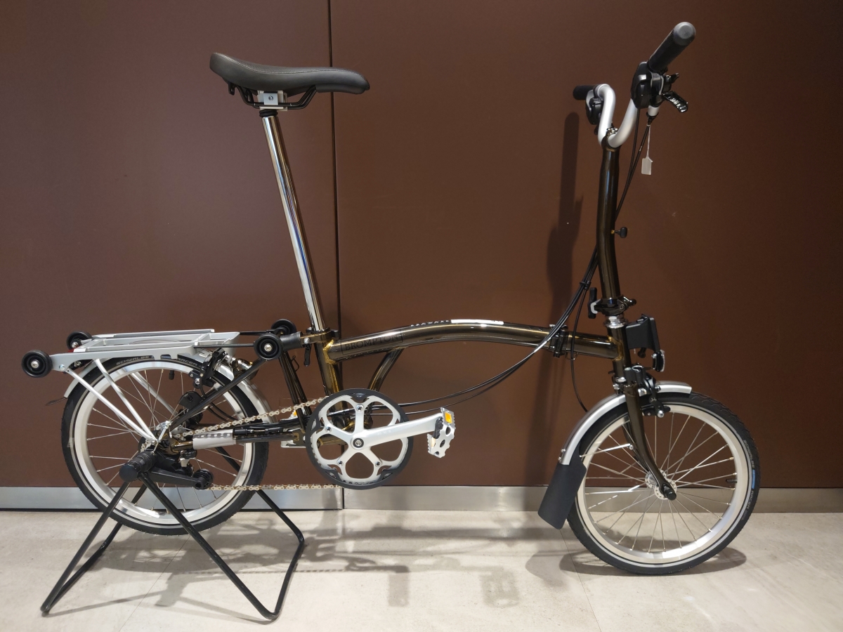 BROMPTON】珍しいカラーの折り畳み自転車！キャリア付きで旅にも 