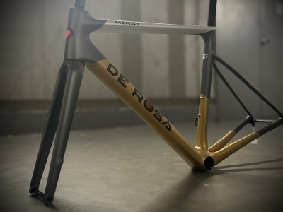 DE ROSA】2025年最新カラーの元展示フレームが入荷しています。 | 新宿