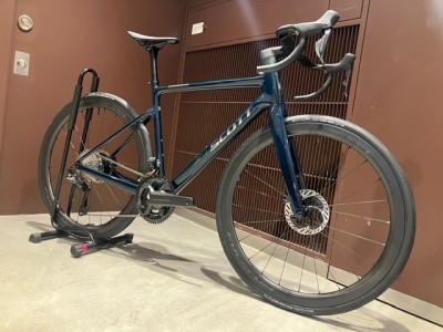 【SCOTT】一体型ハンドル＆カーボンホイール搭載のアルテグラ完成車が超オトクです！【ADDICT 20】 | 新宿でスポーツサイクル・用品をお探しなら Y's Road 新宿本館
