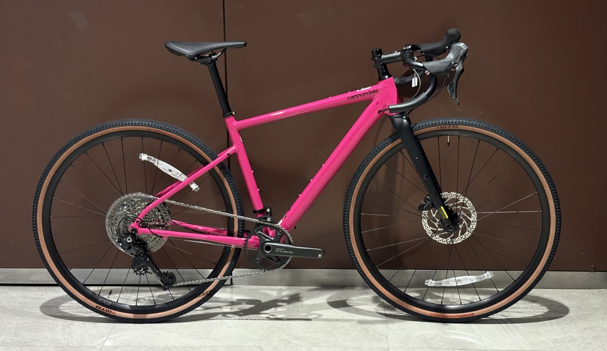 Cannondale ロードバイク ピンク cannondale】鮮やかなピンク色のアルミグラベルバイクが入荷！ | 新宿