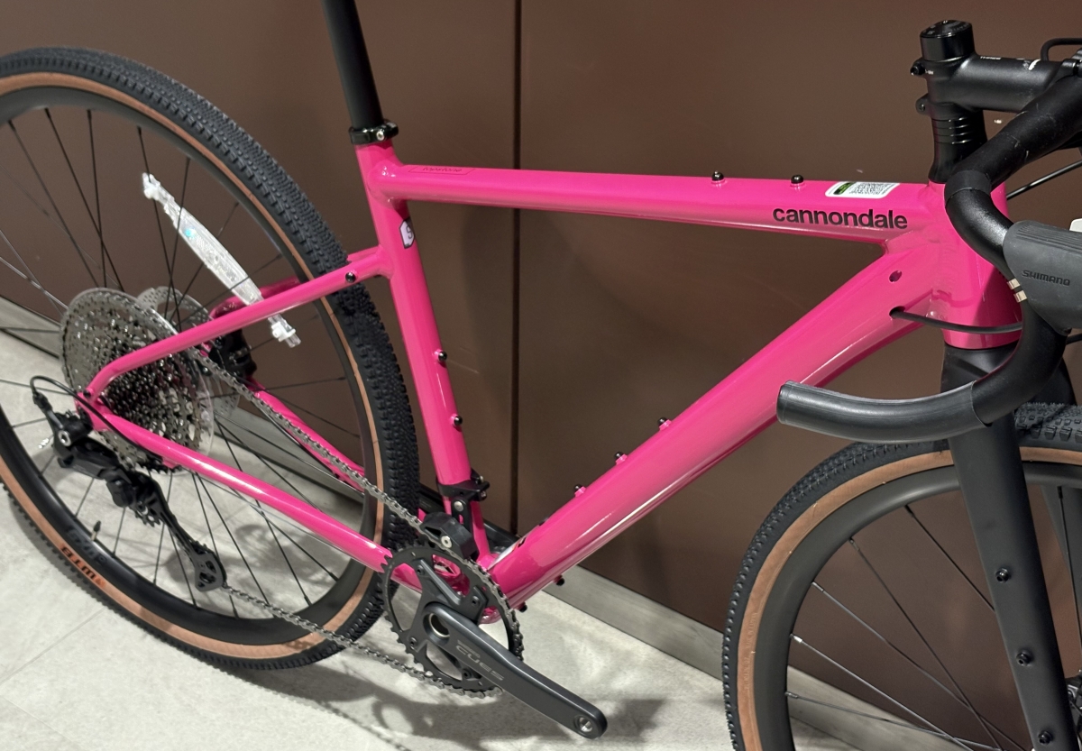 cannondale】鮮やかなピンク色のアルミグラベルバイクが入荷！ | 新宿