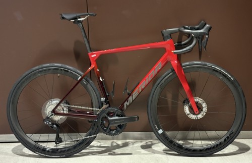 真っ赤なレーシングモデルが特価！！アルテDi2×カーボンホイール