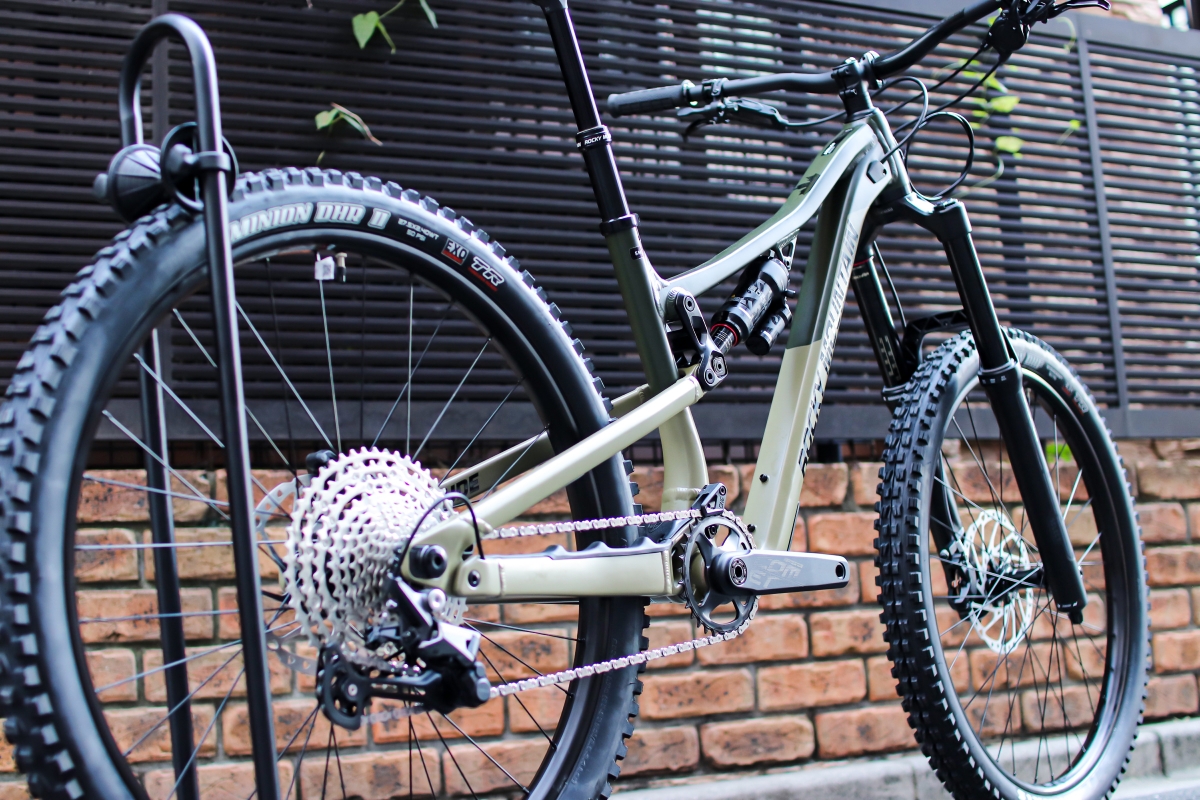 即納可能！】 ダウンヒルバイク並みの走破性と高い登坂性を両立したフルサスMTB！ ROCKY MOUNTAIN「ALTITUDE  A30」｜Y'sRoad PORTAL