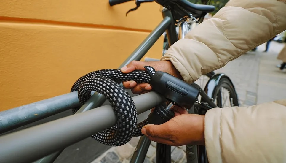 2baf89f59b5a-Teaser_YARNIT_black