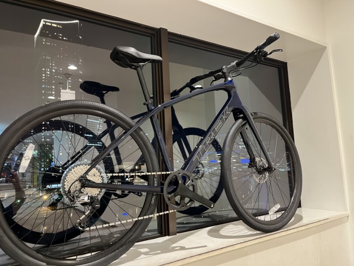 人気新番TREK FXS6 美品 カーボン クロスバイク 自転車本体