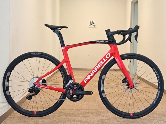 【SALE】エアロかつマッシブな造形からは想像出来ない快適性を有するエンデュランスロード「PINARELLO X3」店頭在庫限りの特別価格でご用意し… | Y's Road 横浜ワールドポーターズ店