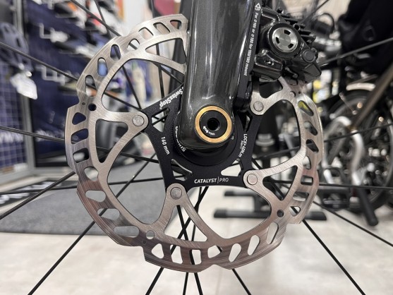 【スタッフバイク】最初からこれにしておけば良かった…。SWISS STOP CATALYSTローターに交換しました！【ディスクブレーキ】 | Y's Road 横浜ワールドポーターズ店