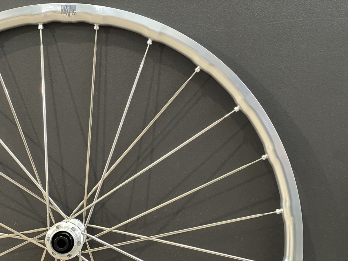 【MAVIC】在庫分が入荷！シルバーポリッシュが魅惑の「KSYRIUM SL HERITAGE」ディスクブレーキモデル。1セットフリーであります。 | Y's Road 横浜ワールドポーターズ店